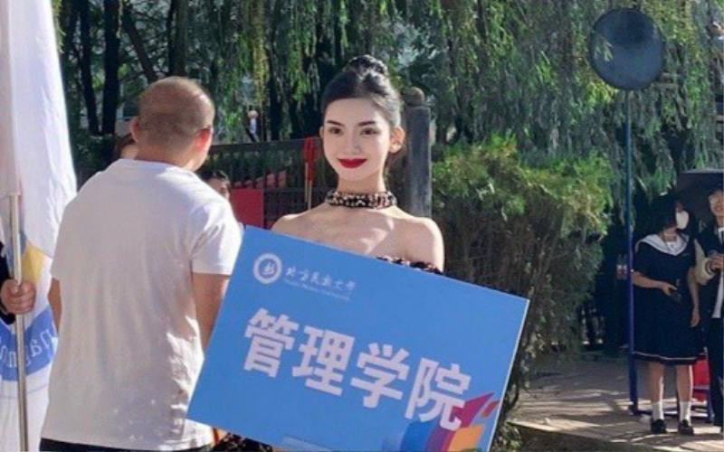 Tuy nhiên cũng có ý kiến trái chiều rằng về việc đại hội thể thao trở thành "show diễn" và những cô nàng xinh đẹp đã cướp mất "spotlight" của các sinh viên tham gia thi đấu - những người xứng đáng được quan tâm hơn. Có người còn chỉ trích họ trang điểm và ăn mặc quá lộng lẫy, không phù hợp với hoàn cảnh.