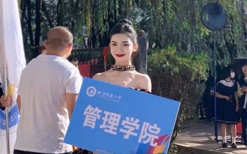 Tuy nhiên cũng có ý kiến trái chiều rằng về việc đại hội thể thao trở thành "show diễn" và những cô nàng xinh đẹp đã cướp mất "spotlight" của các sinh viên tham gia thi đấu - những người xứng đáng được quan tâm hơn. Có người còn chỉ trích họ trang điểm và ăn mặc quá lộng lẫy, không phù hợp với hoàn cảnh.