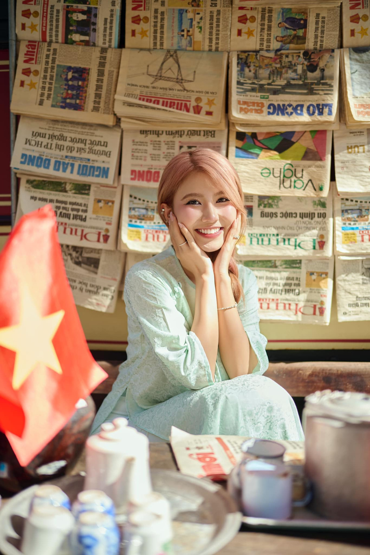 Chang Mây diện áo dài tại một ki-ốt tái hiện Hà Nội xưa trên phố Trúc Bạch.