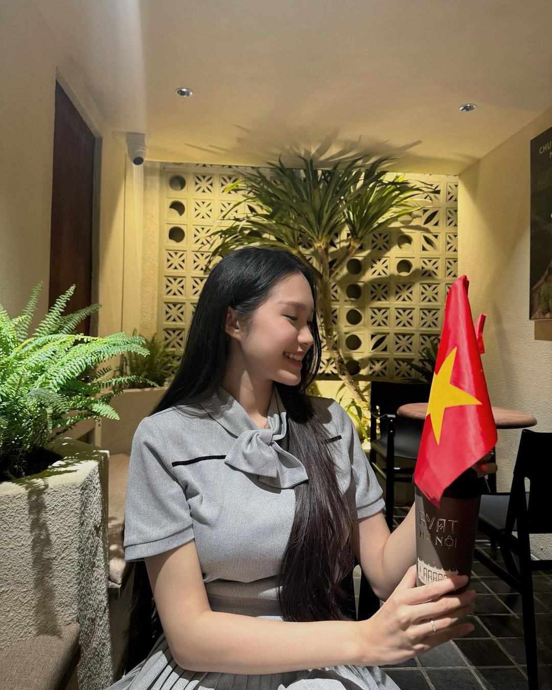 Mấy ngày lễ, Doãn Hải My khoe ảnh đi cafe. Nhan sắc mẹ bỉm được cư dân mạng nhận xét ngày càng thăng hạng sau sinh.