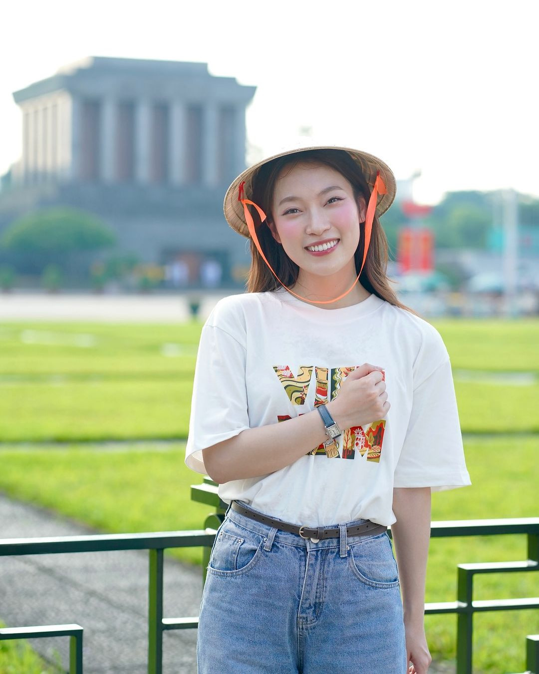 Chiếc nón lá trở nên quen thuộc với Khánh Vy, dù đi đâu trong hay ngoài nước đó là vậy bất ly thân của nữ MC xinh đẹp này.