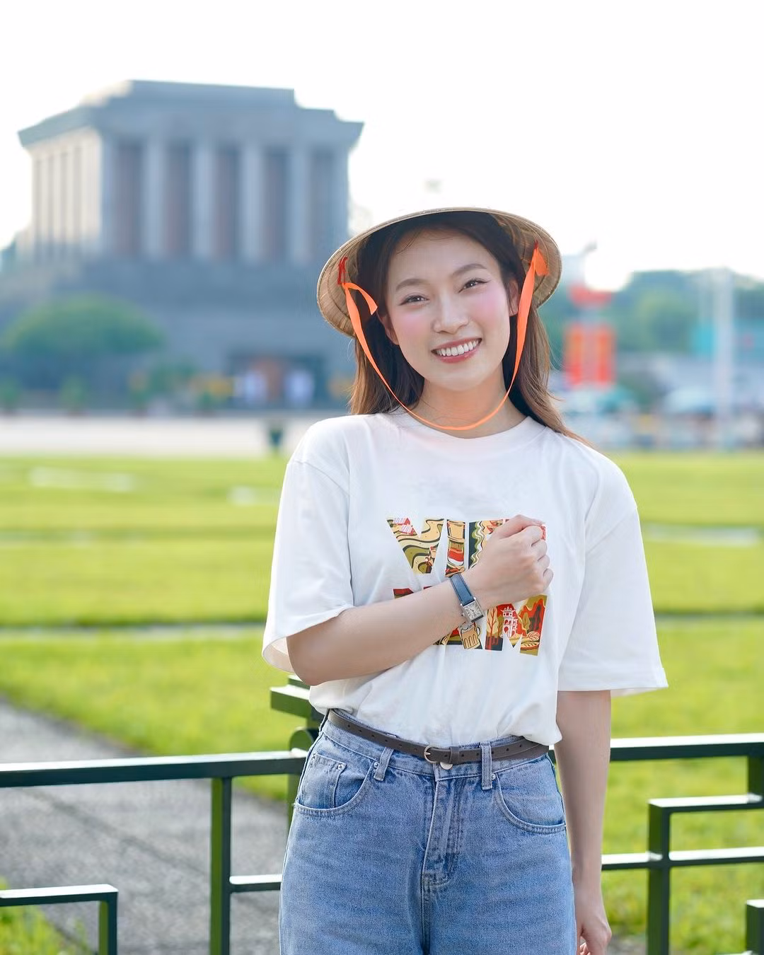 Chiếc nón lá trở nên quen thuộc với Khánh Vy, dù đi đâu trong hay ngoài nước đó là vậy bất ly thân của nữ MC xinh đẹp này.