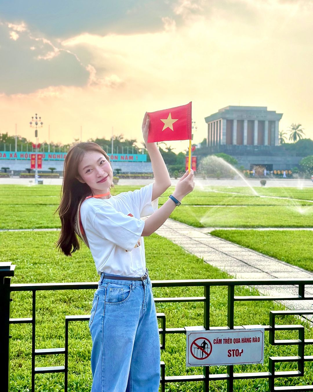 MC Khánh Vy đội nón lá, diện áo in hình hai chữ "Việt Nam" check-in tại Quảng trường Ba Đình, Hà Nội.