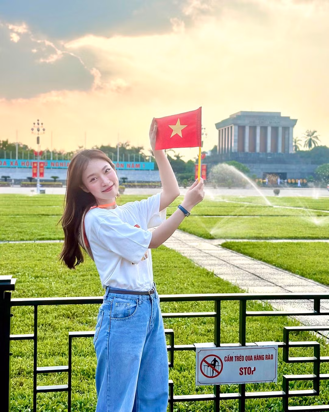 MC Khánh Vy đội nón lá, diện áo in hình hai chữ "Việt Nam" check-in tại Quảng trường Ba Đình, Hà Nội.