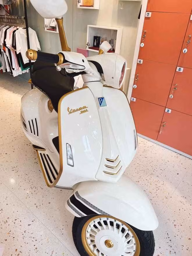 Không để mọi người phải lăn tăn, Trang Nemo đã không ngại chia sẻ mục đích sắm xe xịn. Cô cho biết mình đặt xe ở shop quần áo, cho khách chụp hình chứ không mang về nhà hay chạy vòng vòng dạo phố.