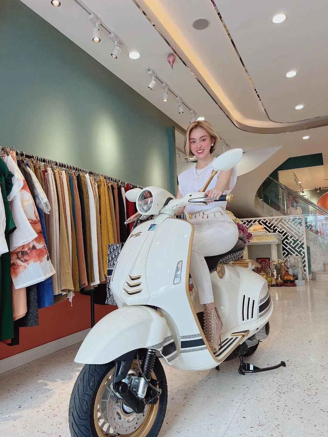 Ngoài ra, hot girl bán hàng online còn giải thích rằng xe của mình và xe của Phan Công Khanh - một seller siêu xe có tiếng ở TP HCM không giống nhau.