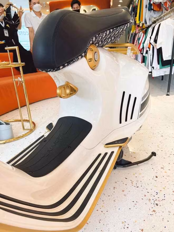 Trên trang cá nhân, hot girl Trang Nemo quay clip, chụp ảnh giới thiệu cận cảnh chiếc xe máy đắt nhất thế giới để thoả mãn sự tò mò của netizen.