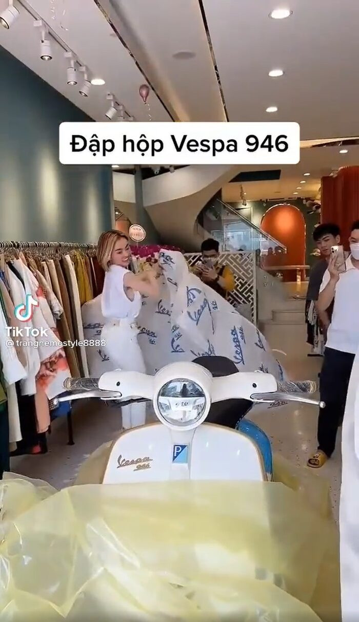 Trang Nemo quay lại clip "đập hộp" chiếc Vespa có giá lên tới gần 700 triệu đồng.