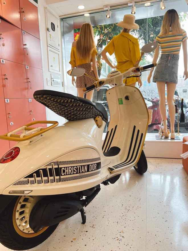 Bên cạnh sự trầm trồ về thiết kế và giá trị của chiếc Vespa 946 Christian Dior, không ít người còn thắc mắc, Trang Nemo dùng chiếc xe này để làm gì? Bởi xe máy thông thường dùng để đi nhưng với chiếc xe đắt đỏ và đẹp như vậy thì chạy ngoài đường, giữa khói bụi kể cũng xót của.