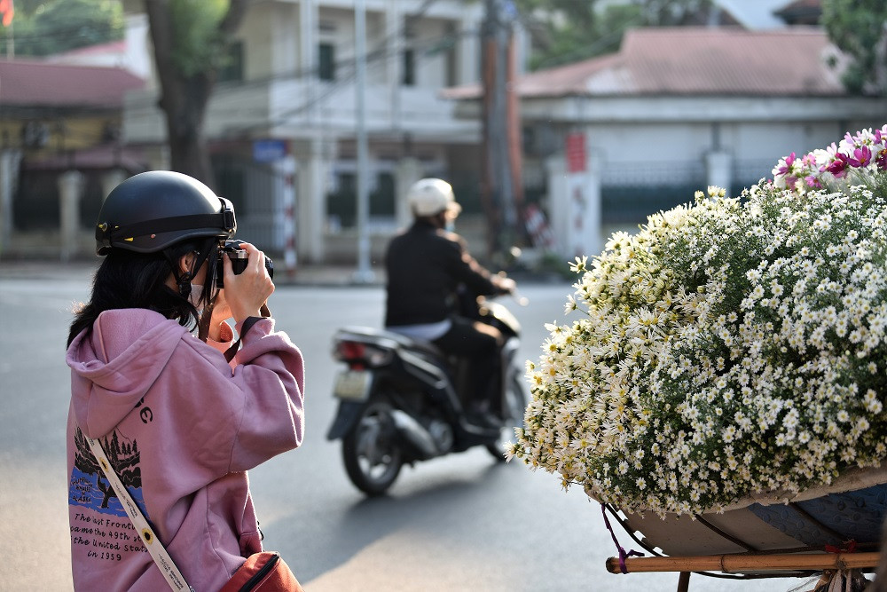 Bên cạnh những bạn trẻ thích thú khi mình là nữ chính trong những bức ảnh sống ảo với cúc họa mi thì một số khác lại muốn lưu lại những tác phẩm du chính tay mình chụp.