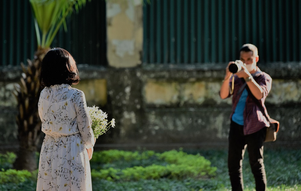 Đi dọc các con đường Thanh Niên, Phan Đình Phùng.... không khó để bắt gặp những bạn trẻ đang chụp ảnh cúc họa mi.