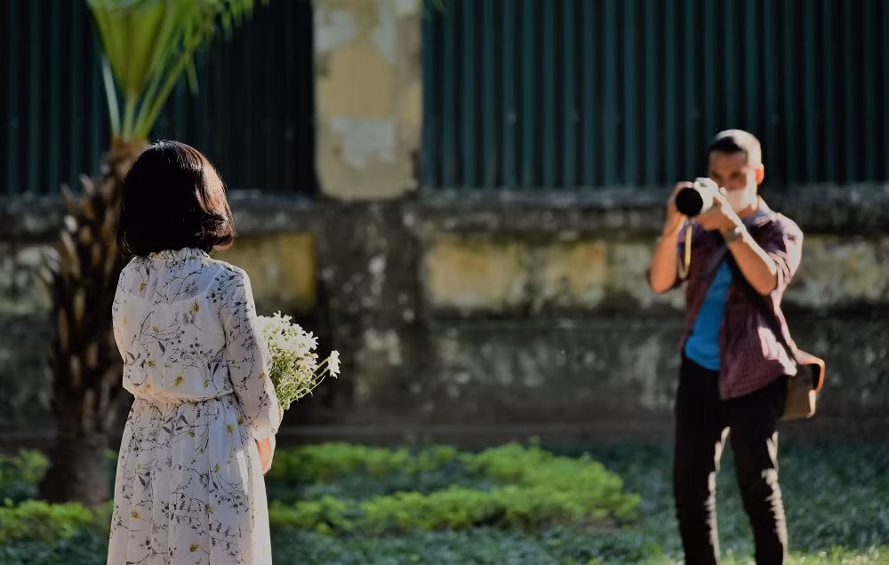 Đi dọc các con đường Thanh Niên, Phan Đình Phùng.... không khó để bắt gặp những bạn trẻ đang chụp ảnh cúc họa mi.