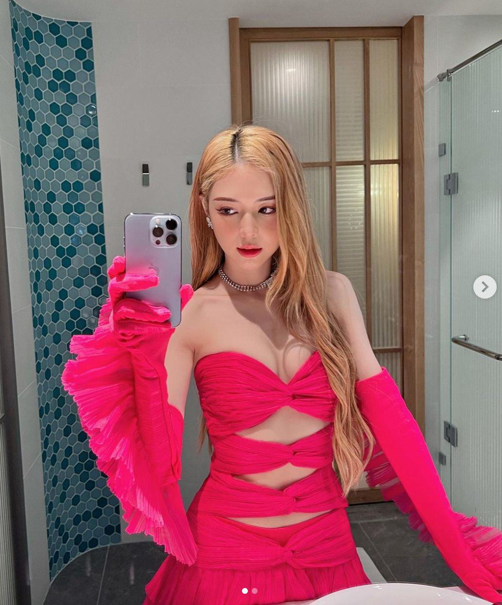 Liz Kim Cương là một trong số những ca sĩ 9X, cô nổi tiếng với các ca khúc kết hợp cùng bạn trai cũ Trịnh Thăng Bình cũng như chuyện tình yêu từng tốn nhiều "giấy mực" của báo giới.