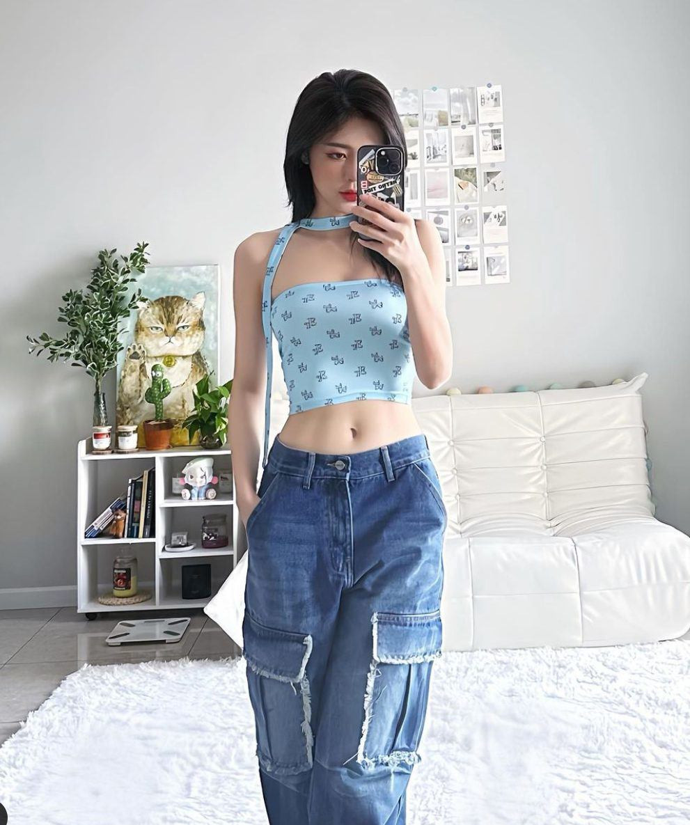 Một trong các kiểu đồ Liz Kim Cương hay mặc là váy ngắn trên gối, phom dáng có độ ôm vừa phải. Cô ưu ái lựa chọn thường xuyên mỗi khi đi sự kiện.