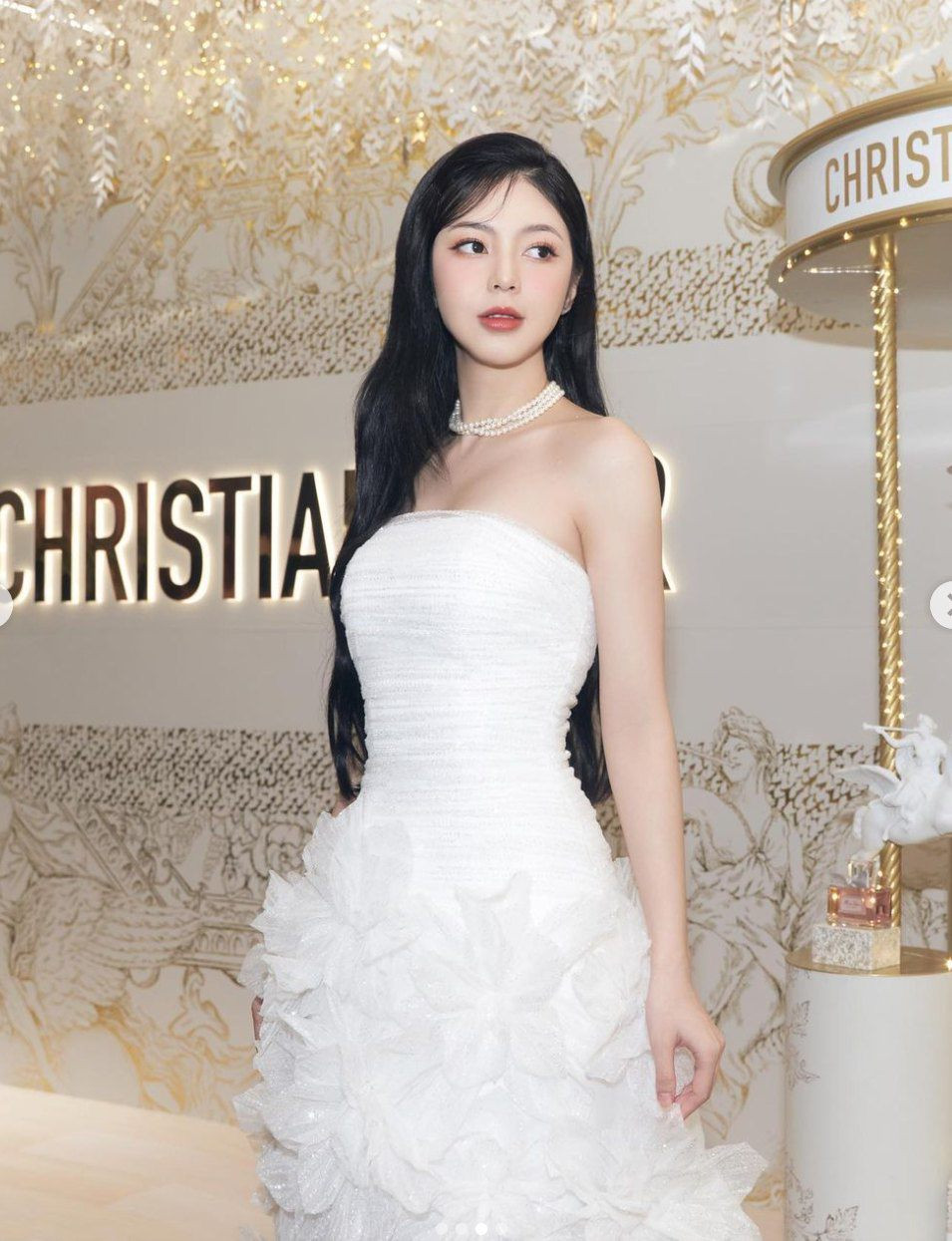 Ngoài ra người đẹp sinh năm 1993 cũng nhận được nhiều lời khen về sắc vóc lẫn gu ăn mặc trẻ trung thời thượng, đôi khi khoe da thịt nhưng không hề phô phang.