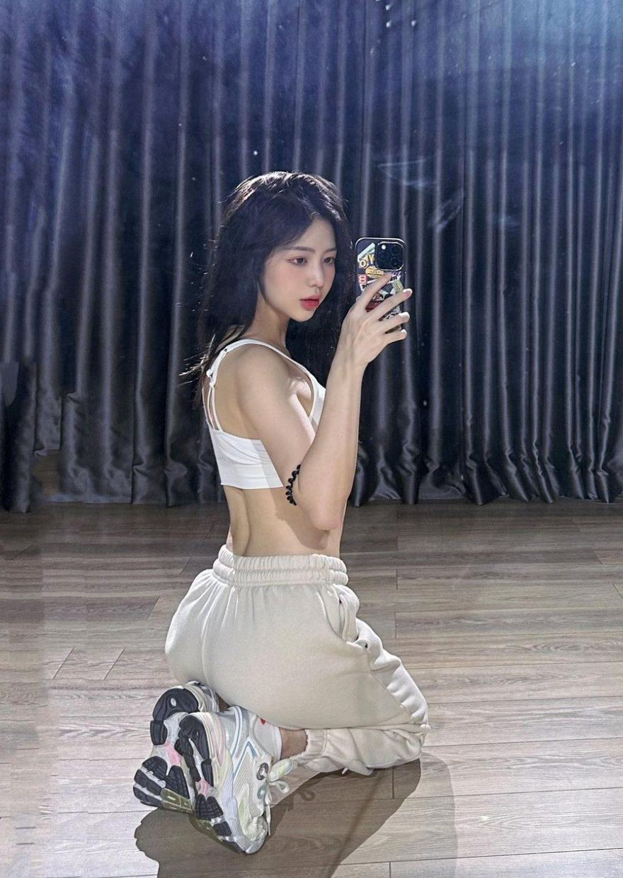 Nhằm tránh bị nhàm chán bởi đây là dạng đồ quen thuộc, người đẹp sinh năm 1993 hay chú trọng vào chất liệu vải, cách xử lý đính kết cũng như phụ kiện kèm theo.