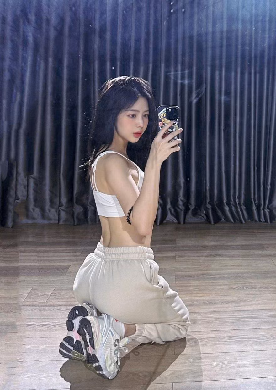 Nhằm tránh bị nhàm chán bởi đây là dạng đồ quen thuộc, người đẹp sinh năm 1993 hay chú trọng vào chất liệu vải, cách xử lý đính kết cũng như phụ kiện kèm theo.