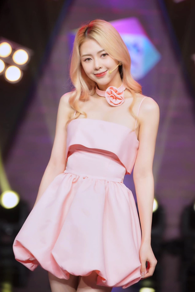 Liz Kim Cương mix cùng quần ống rộng, chân váy cũng là cách giúp tỷ lệ cơ thể cân bằng, tạo hiệu ứng thị giác cho phần trên thon gọn hơn.