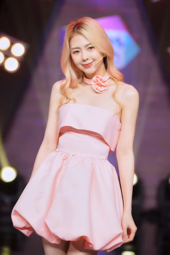 Liz Kim Cương mix cùng quần ống rộng, chân váy cũng là cách giúp tỷ lệ cơ thể cân bằng, tạo hiệu ứng thị giác cho phần trên thon gọn hơn.