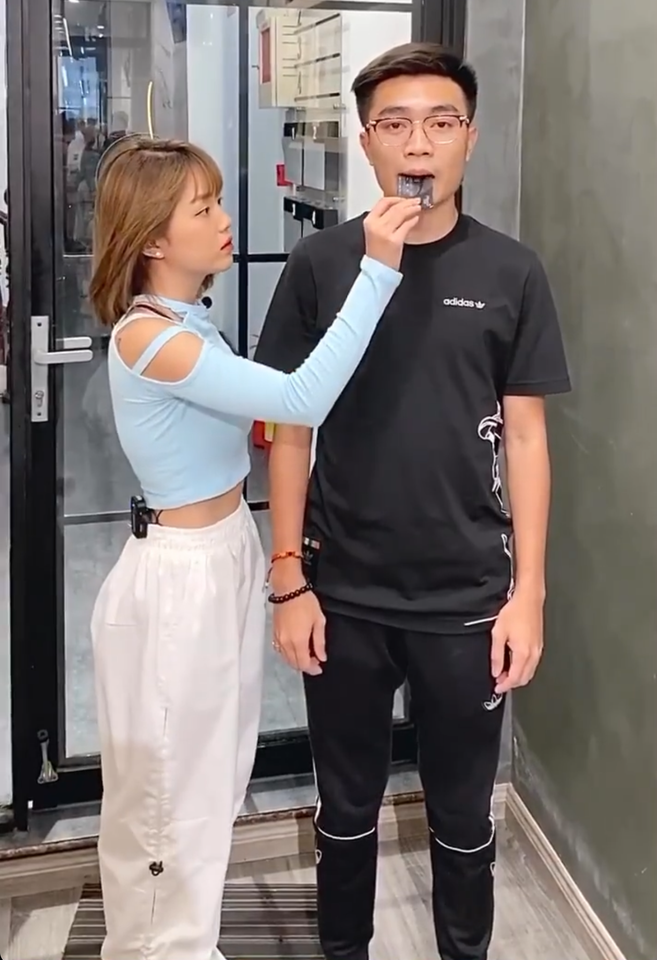 Linh Ngọc Đàm và Bụt và những hình ảnh cực tếu táo khiến fan phải phì cười.