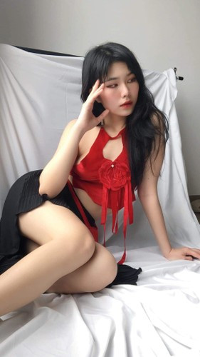 Trước đó, S. đã đăng tải một clip xin lỗi Linh về hành động của mình. "Clip này em muốn gửi đến chị. Quãng đường Xã Đàn (Hà Nội) em có quay trúng chị, đăng lên mạng xã hội và có những lời không hay. Em mong chị bỏ qua cho em", nội dung clip.