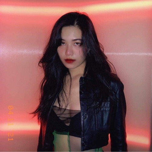 Cụ thể, Diệu Linh nói: "Mình mong S. đã hiểu những điều mà em làm là sai và có hậu quả lớn như thế nào thì hãy đứng về phía chị, hãy có một video thật là thành khẩn, chân thành để xin lỗi chị. Chị không cần tiền bồi thường. Cái chị cần chỉ là trả lại sự công bằng cho thanh danh của chị. Bởi chị còn rất nhiều thứ phải làm để hàn gắn lại những mối quan hệ mà chị có trong cuộc đời này".