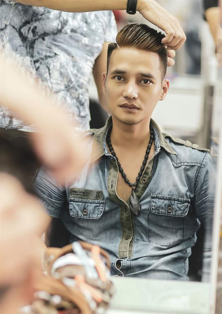 Về nhan sắc của Lệ Rơi, có lẽ thời điểm anh gây nhiều tranh cãi nhất là cuối năm 2017 khi thực hiện “dao kéo” thu nhỏ cánh mũi, cắt mỡ thừa trên mí mắt, sửa môi và cằm.