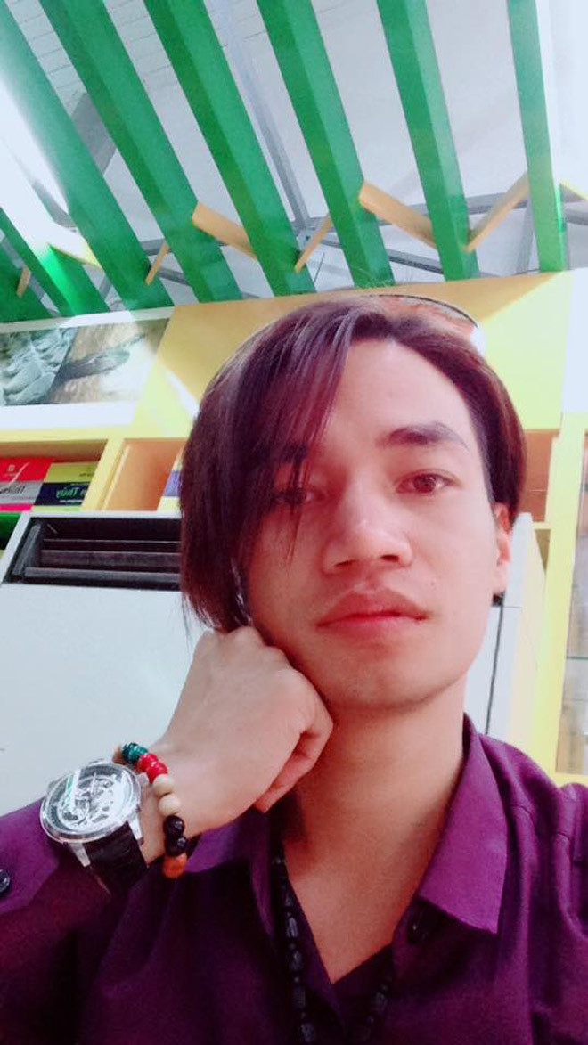 Trong một video cover "Vạn lối sầu", Lệ Rơi bảnh bao diện sơ mi trắng. Gương mặt của anh đã tự nhiên hơn rất nhiều so với thời điểm thẩm mỹ "đổi vận".