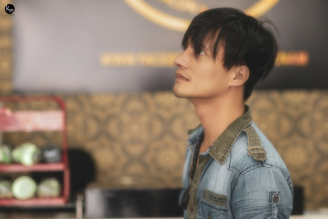 Hình tượng lam lũ của người nông dân trước đây, hay vẻ hào nhoáng khi đi diễn bar của Lệ Rơi đã được thay thế bằng vẻ ngoài đúng tuổi "thanh niên nghiêm túc" là những nhận xét của dân tình trong clip cover mới nhất của anh chàng.