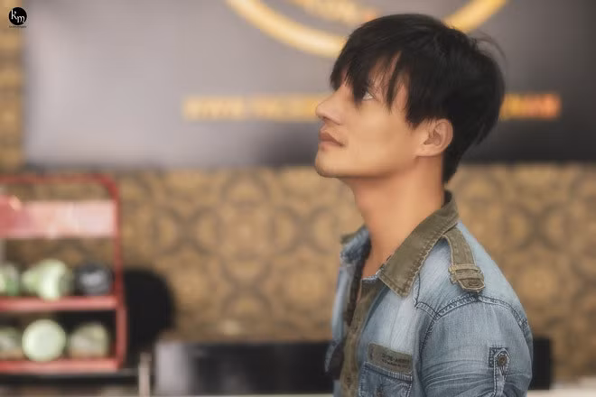 Hình tượng lam lũ của người nông dân trước đây, hay vẻ hào nhoáng khi đi diễn bar của Lệ Rơi đã được thay thế bằng vẻ ngoài đúng tuổi "thanh niên nghiêm túc" là những nhận xét của dân tình trong clip cover mới nhất của anh chàng.