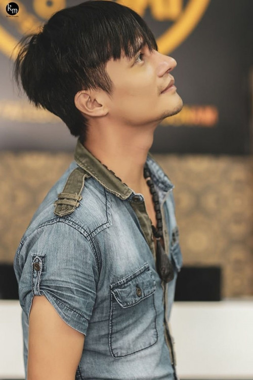 Sau 2 tháng phẫu thuật, Lệ Rơi uyết định tháo sụn nâng mũi để gương mặt bớt gượng gạo. Và cho đến giờ, anh đã tháo bỏ hoàn toàn những thứ tác động đến gương mặt, tìm lại diện mạo ban đầu.