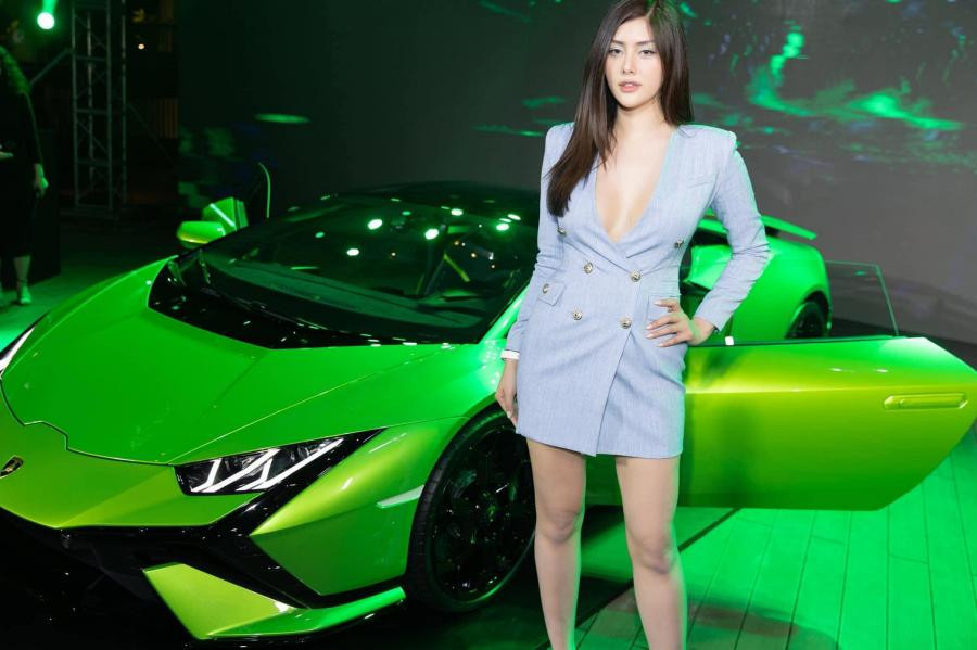 Vốn có chiều cao lý tưởng nên cách lên đồ đi sự kiện với phong cách đơn giản như này giúp Phạm Huỳnh Tiên có vẻ ngoài sang chảnh, gọn gàng hơn.