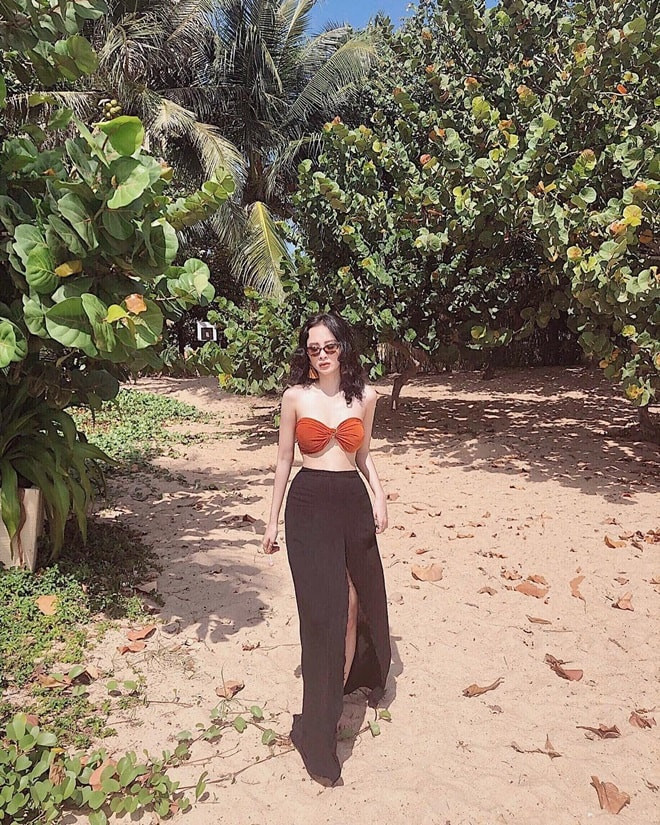 Chưa bao giờ Angela Phương Trinh chăm chỉ khoe cơ thể như lúc này. Cô chia sẻ, vì đây là lúc thích hợp nhất, khi cô đã hài lòng với ngoại hình của mình.