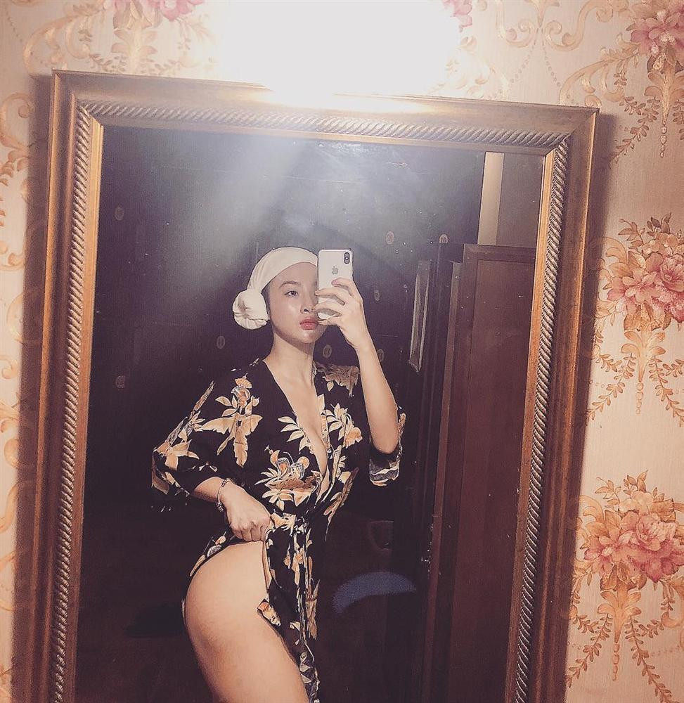 Điều ngạc nhiên hơn nữa là thay vì chọn những bộ bikini để có thể khoe trọn 3 vòng thì cô nàng lại vô cùng yêu thích monokini kín đáo hơn hẳn.