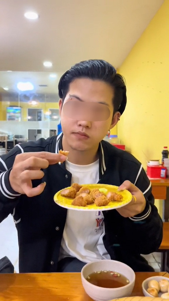 Người còn lại có nickname C.G.C.R. đang ồn ào khắp các group với màn khẩu chiến với quán chè C.H.