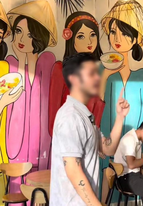 Mới đây, trên mạng xã hội đã chia sẻ hình ảnh về một quán ăn làm hẳn bảng hiệu với nội dung từ chối tiếp 2 TikToker đang ồn ào trên mạng xã hội.