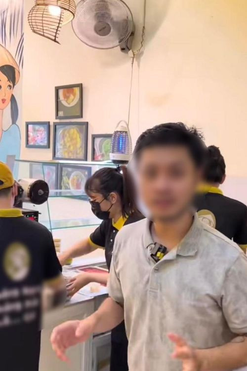 Trong ảnh, quán ghi: “Ở đây xin phép không tiếp 2 nhân vật này”.