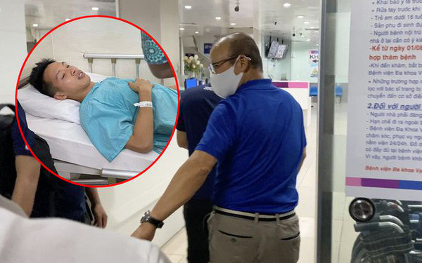 Đây không phải lần đầu tiên, HLV Park Hang Seo có những cử chỉ ân cần như cha và con đối với các cầu thủ của các lứa đội tuyển Việt Nam.