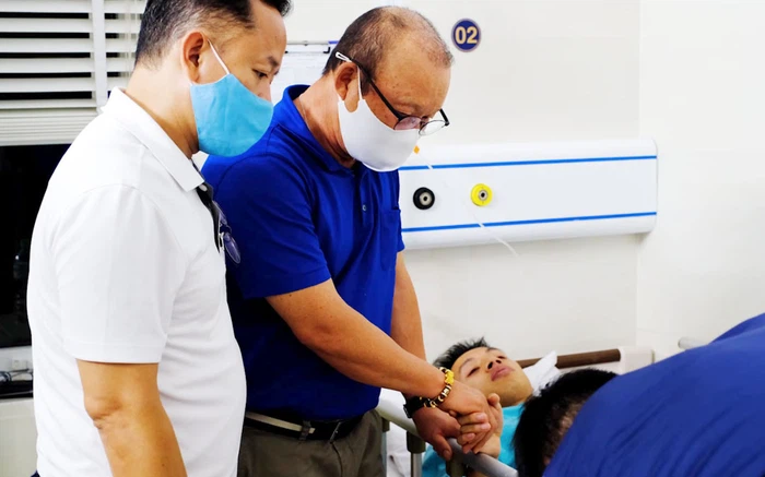 Sau đó, ngay trong đêm HLV Park Hang Seo đã vào tận bệnh viện để gặp Đỗ Hùng Dũng trước ca mổ và chúc chàng tiền vệ này "chân cứng đá mềm".