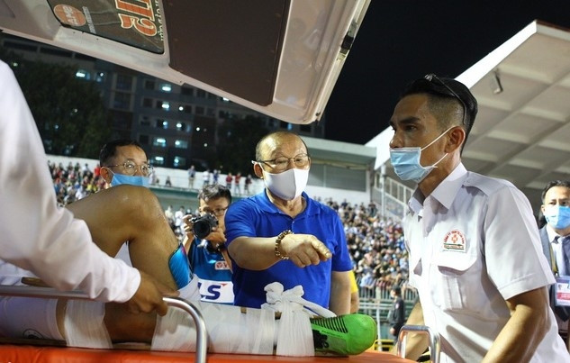 Bên cạnh đồng đội thân thiết với anh như Văn Quyết, Duy Mạnh, HLV Park Hang Seo cũng là người vô cùng lo lắng khi Đỗ Hùng Dũng gặp chấn thương.