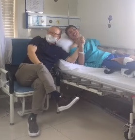 Trong những giây phút ngắn ngủi được clip ghi lại, HLV Park Hang Seo liên tục dành những cử chỉ thân thiết cho học trò của mình.