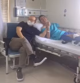 Trong những giây phút ngắn ngủi được clip ghi lại, HLV Park Hang Seo liên tục dành những cử chỉ thân thiết cho học trò của mình.