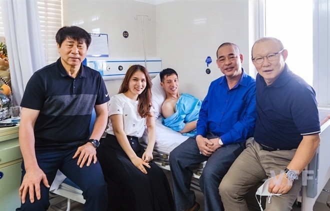 Không chỉ nắm tay, HLV Park Hang Seo còn tựa đầu lên gối của Hùng Dũng khi hai người nói chuyện, đồng thời còn vỗ nhẹ lên gương mặt anh như người cha vỗ về đứa con bé nhỏ bị ốm.