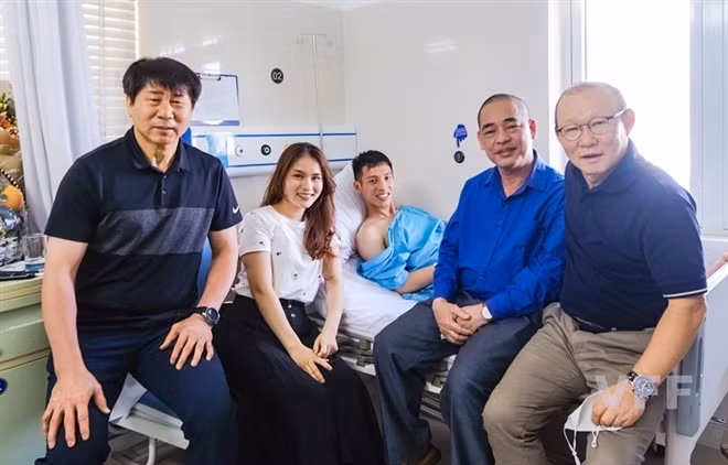 Không chỉ nắm tay, HLV Park Hang Seo còn tựa đầu lên gối của Hùng Dũng khi hai người nói chuyện, đồng thời còn vỗ nhẹ lên gương mặt anh như người cha vỗ về đứa con bé nhỏ bị ốm.