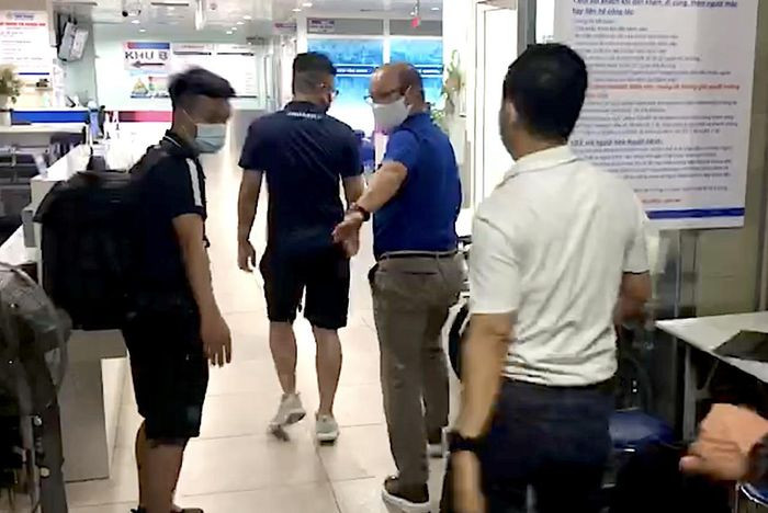 Vào đêm Hùng Dũng chấn thương, ông cũng lao từ khán đài xuống sân, nắm chặt tay Dũng và đi sát theo cáng cứu thương để cố gắng trấn an tinh thần cho học trò của mình.