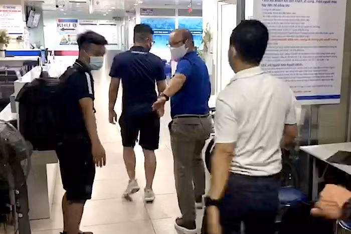 Vào đêm Hùng Dũng chấn thương, ông cũng lao từ khán đài xuống sân, nắm chặt tay Dũng và đi sát theo cáng cứu thương để cố gắng trấn an tinh thần cho học trò của mình.