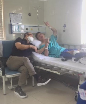 Sau khi ca mổ của tiền vệ Đỗ Hùng Dũng kết thúc tốt đẹp, HLV Park Hang Seo đã tiếp tục có một chuyến thăm dành cho học trò cưng của mình.