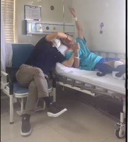 Trong clip này, có thể thấy HLV Park Hang Seo ngồi bên cạnh, dựa sát vào giường bệnh, nhìn Đỗ Hùng Dũng nói chuyện một cách chăm chú. Đặc biệt là từ đầu cho tới cuối clip, cả hai thầy trò đều nắm chặt tay nhau một cách rất tình cảm.