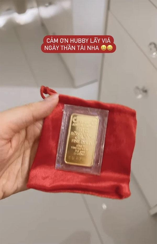 Mới đây trên trang cá nhân, Primmy Trương gây chú ý khi khoe được anh xã tặng vàng miếng. Kèm với bức ảnh, bà xã đại gia Phan Thành chia sẻ dòng trạng thái: ""Cảm ơn hubby (chồng yêu) lấy vía ngày Thần Tài nha".
