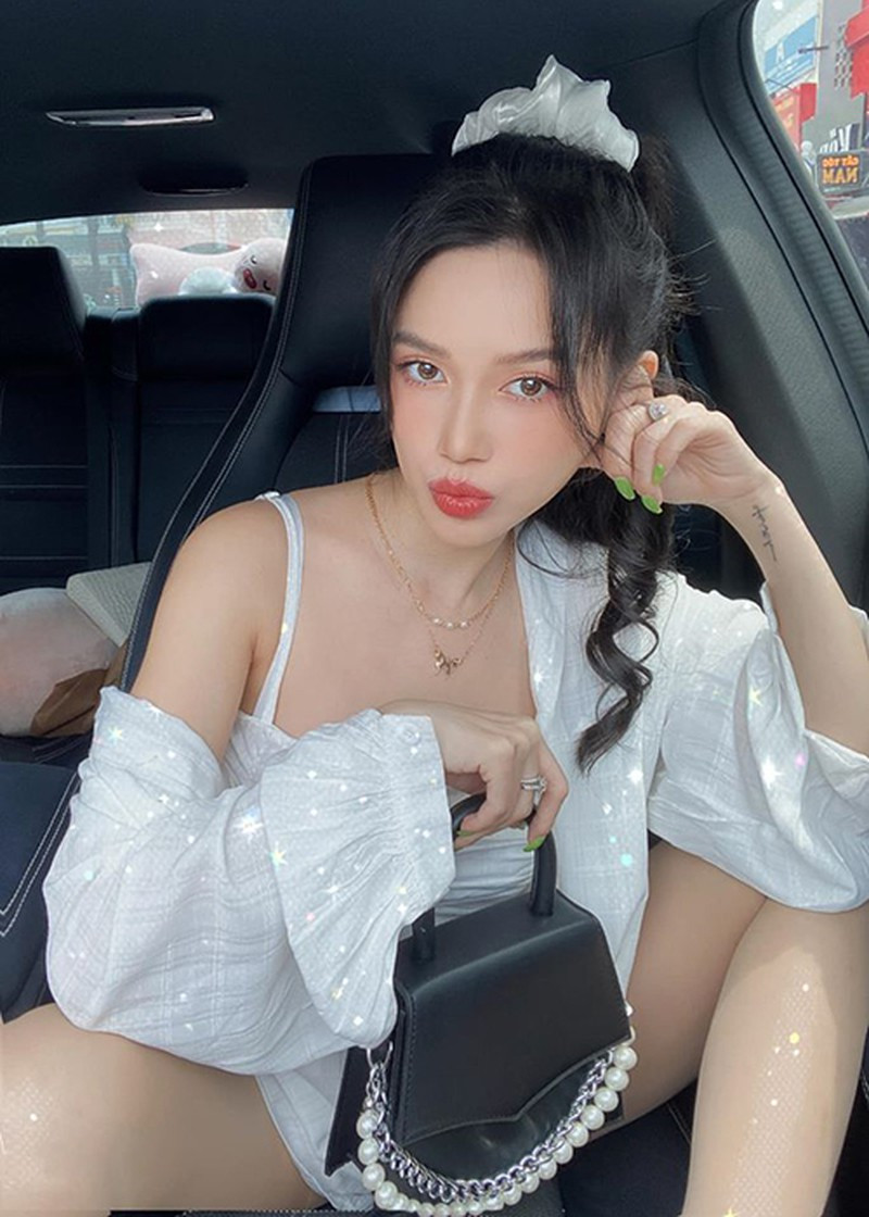 Sĩ Thanh cũng rất chăm khoe những khoảnh khắc gợi cảm lên MXH